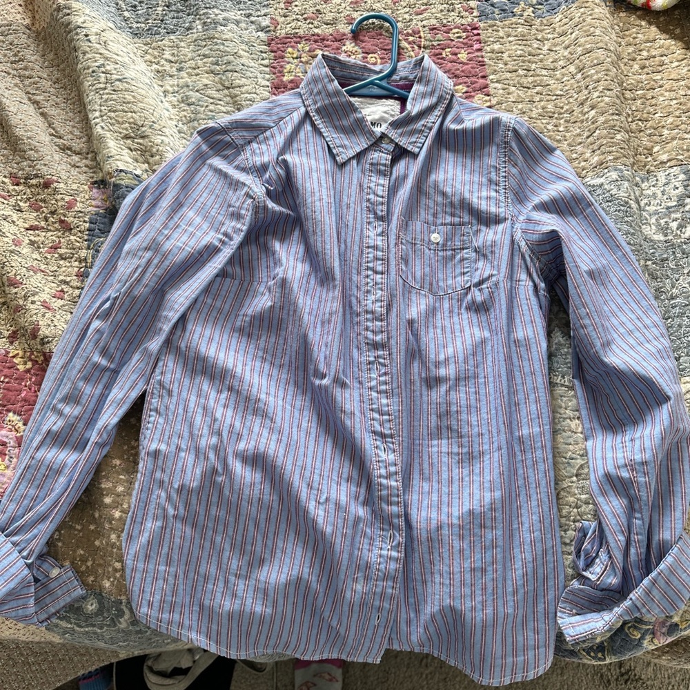 women’s button down blue w red stripes.